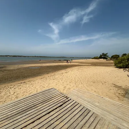 A Pie De Playa En Urbanizacion Con Piscina
